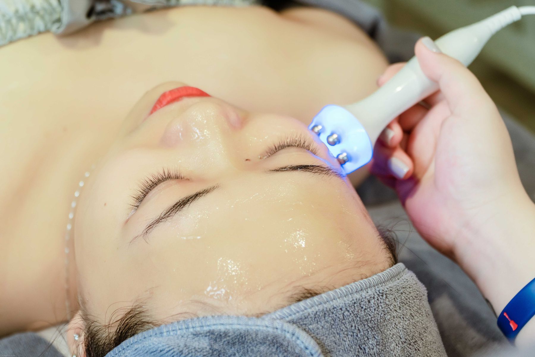 Tratamento facial ilustrativo com equipamento de estética