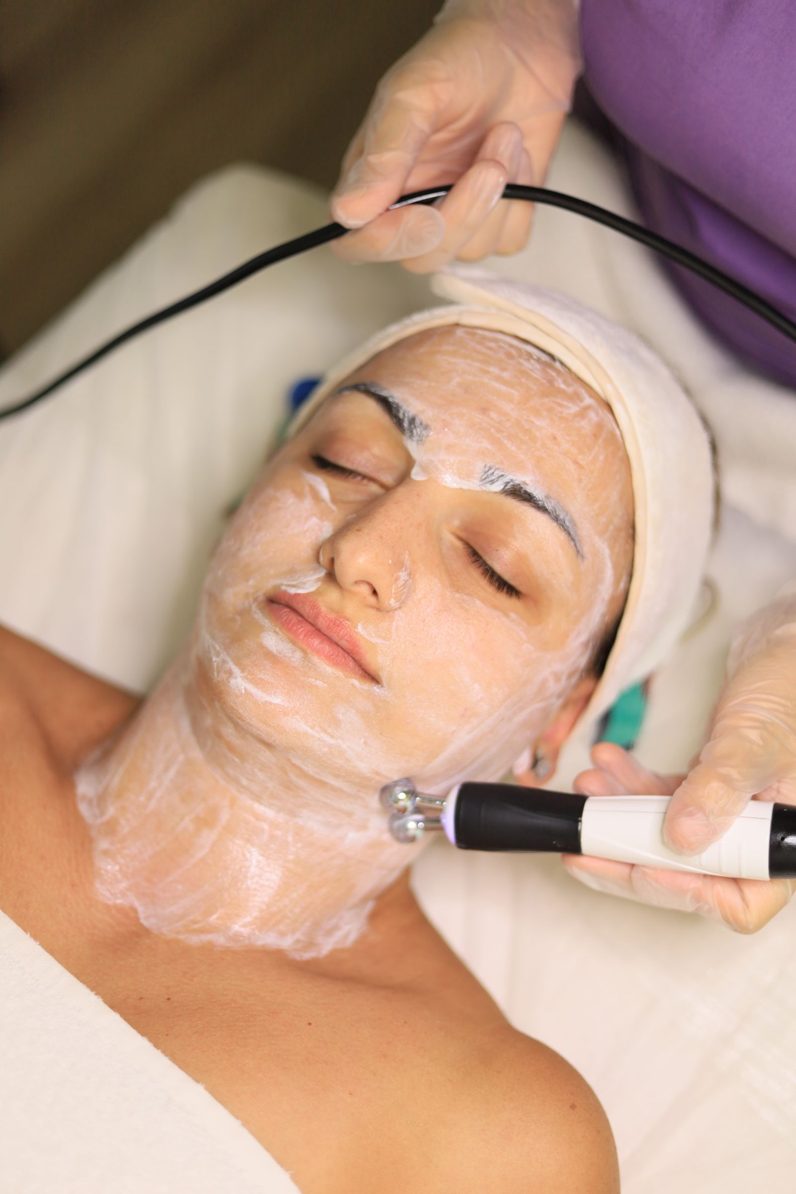 Tratamento facial ilustrativo com tecnologia de estética